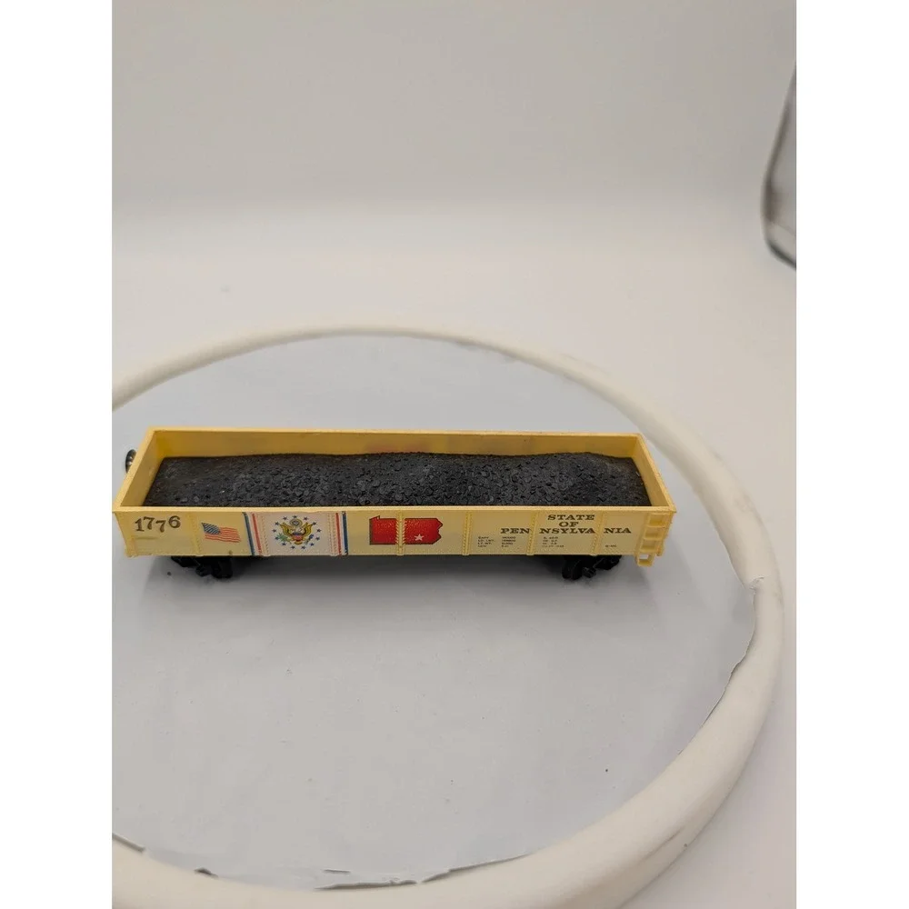 HO‎ Scale Pennsylvania Bicentennial 1776 Gondola Car with Coal Load Cream